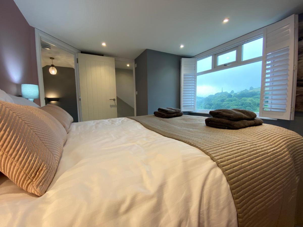 Beautiful 5 Bedroom, Amazing Water & Valley Views Dartmouth Exteriér fotografie