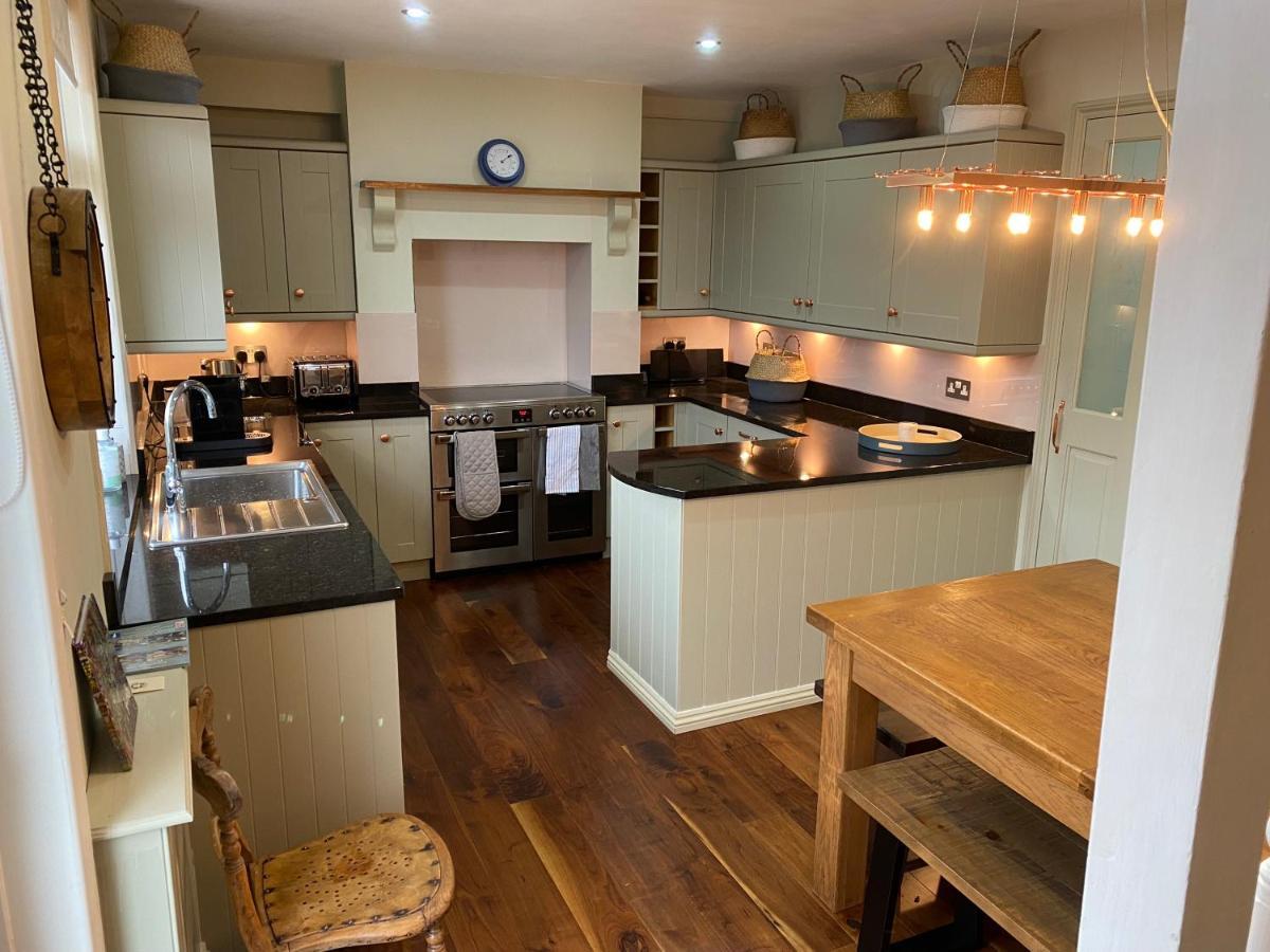 Beautiful 5 Bedroom, Amazing Water & Valley Views Dartmouth Exteriér fotografie