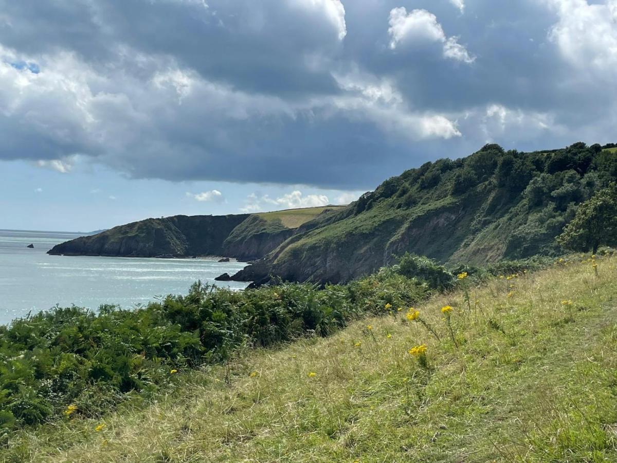 Beautiful 5 Bedroom, Amazing Water & Valley Views Dartmouth Exteriér fotografie