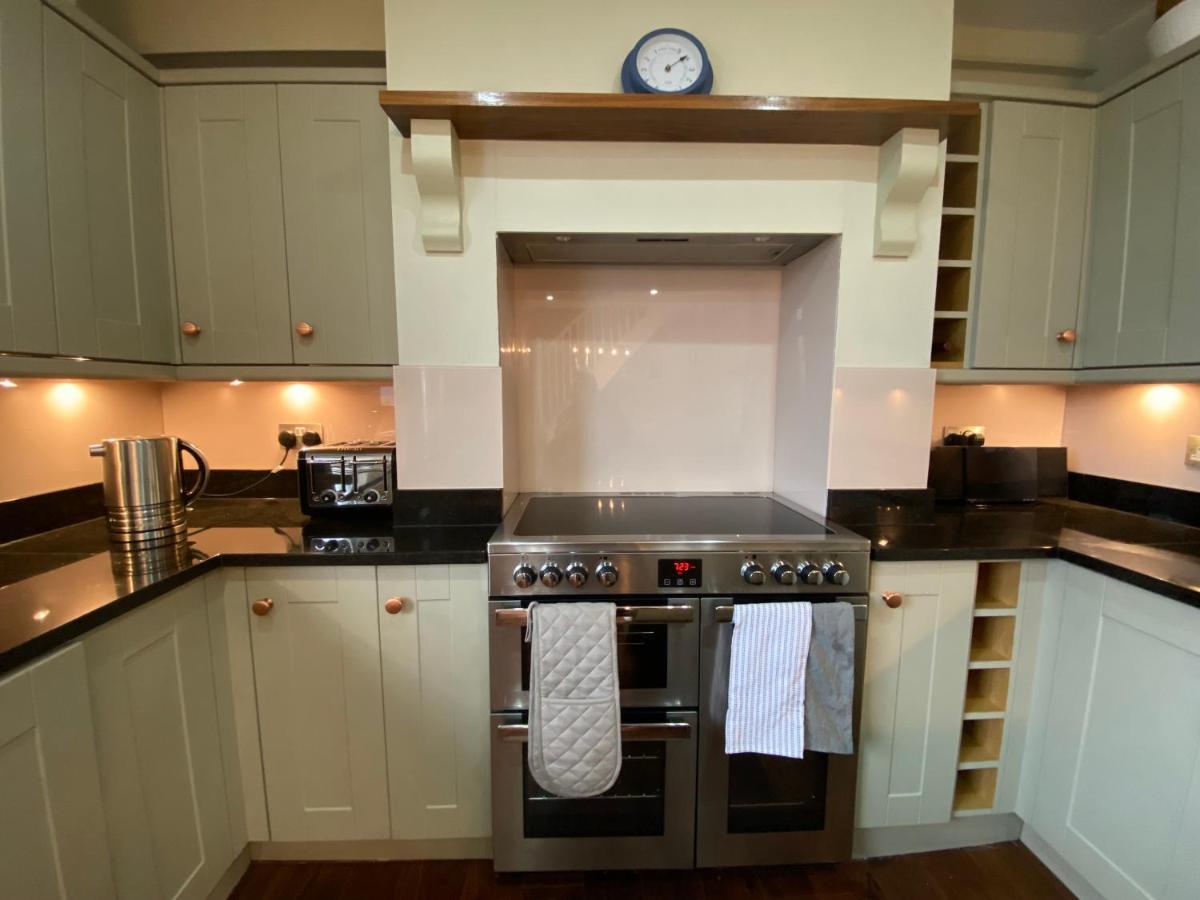 Beautiful 5 Bedroom, Amazing Water & Valley Views Dartmouth Exteriér fotografie